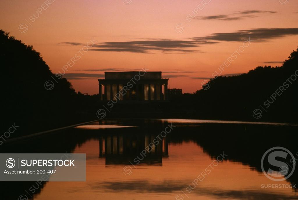 Stock Photo: 200-407 USA, Washington DC, View of Lincoln Memorial at dusk