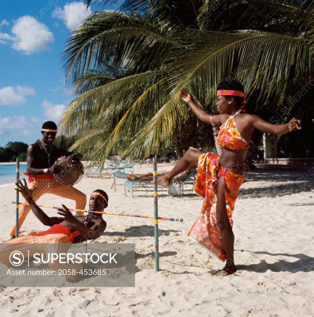Народный танец с барбадоса. Лимбо Гавайи. Лимбо танец. Лимбо танец Гавайи. Лимбо на пляже.