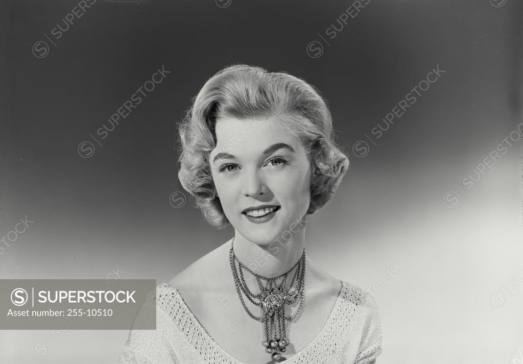Stock Photo: 255-10510 Portrait of a young woman smiling