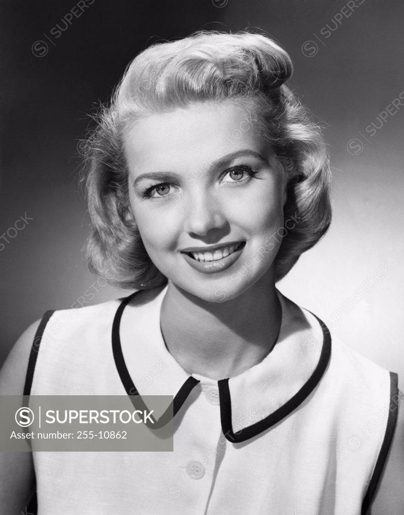 Stock Photo: 255-10862 Portrait of a young woman smiling