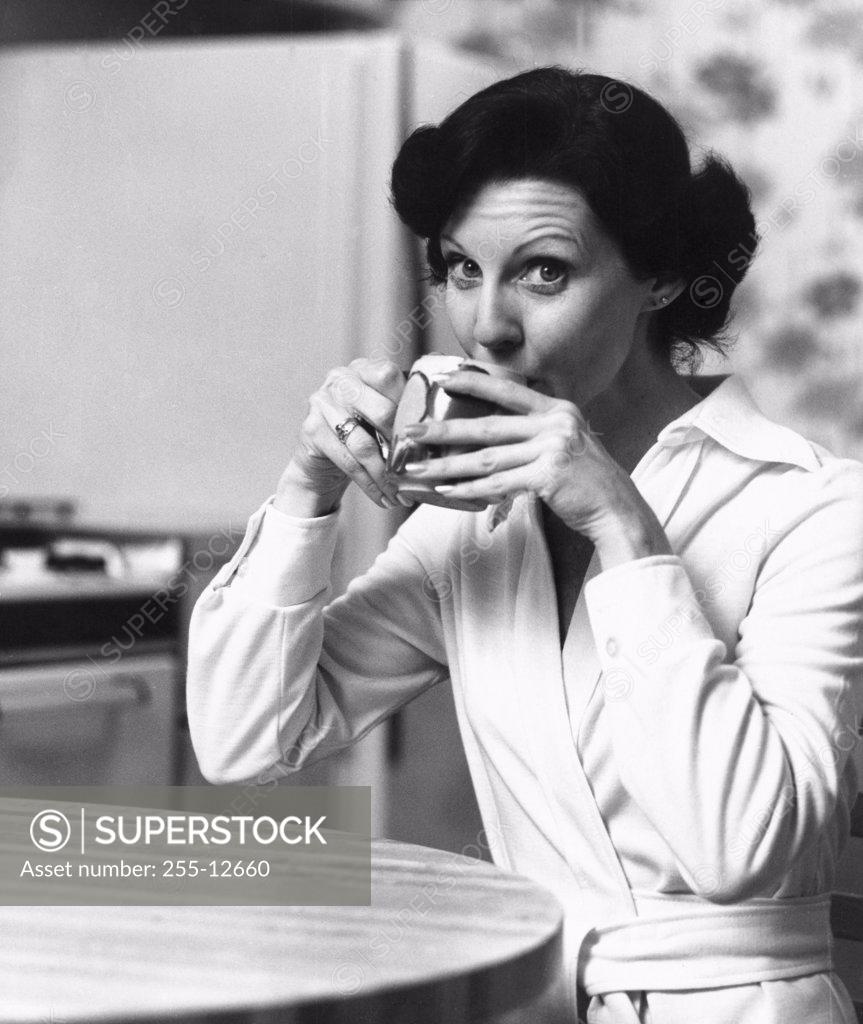 Stock Photo: 255-12660 Portrait of a mid adult woman drinking from a tea cup
