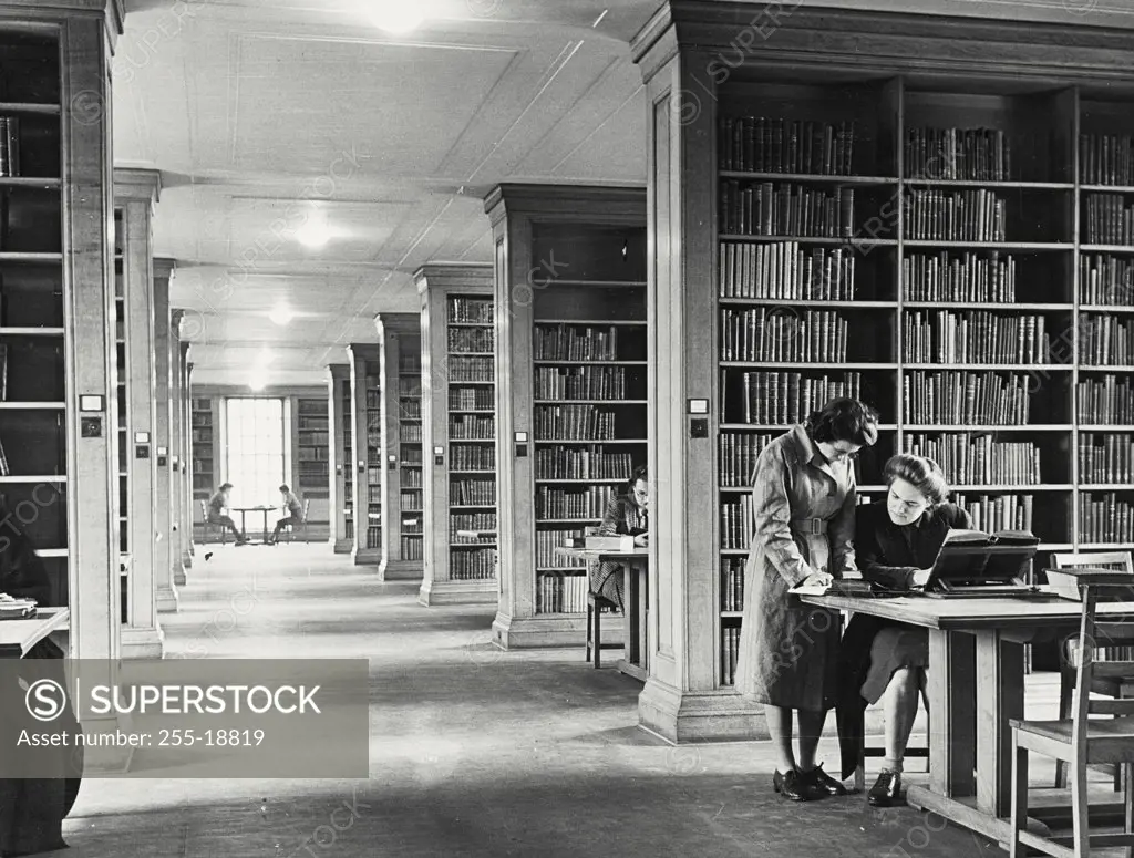 Vintage photograph. Reading room in the Library of the Faculty of Arts at University of Manchester, celebrated for its work in the fields of Industry, Medicine, Economics, and Science
