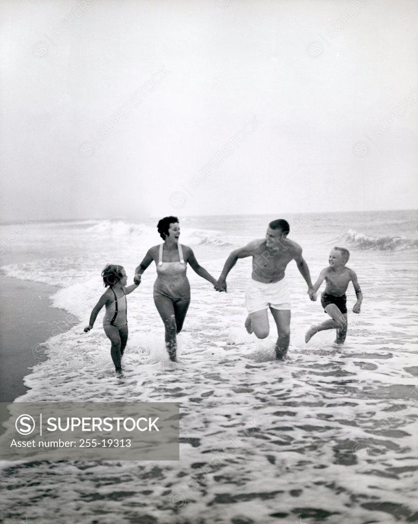 Stock Photo: 255-19313 Family running on the beach