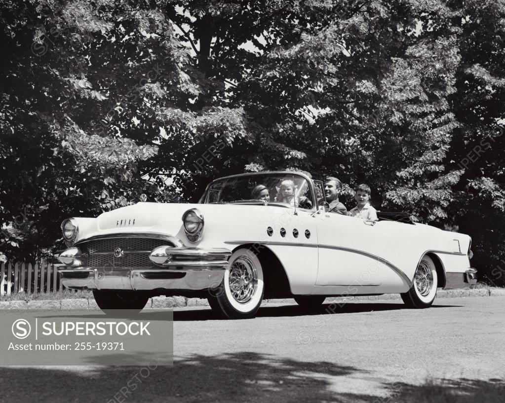 Stock Photo: 255-19371 Family traveling in a car