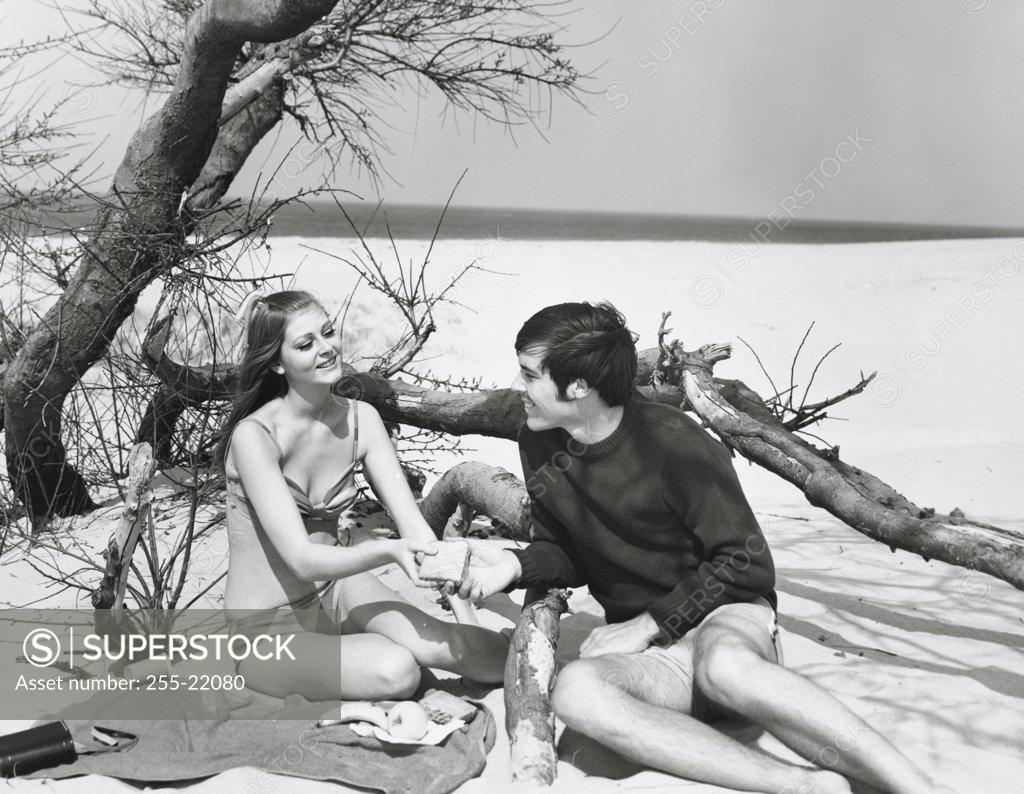 Stock Photo: 255-22080 Young couple sitting on the beach