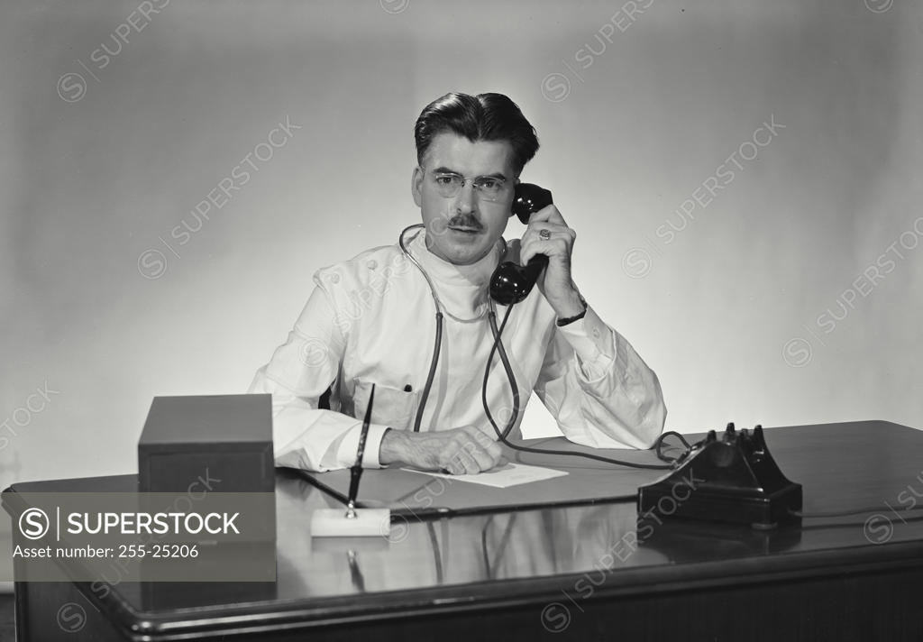 Stock Photo: 255-25206 Portrait of male doctor talking on telephone