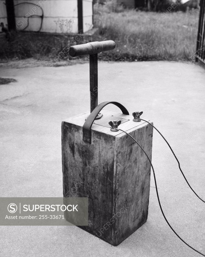 Stock Photo: 255-33671 Dynamite detonator box