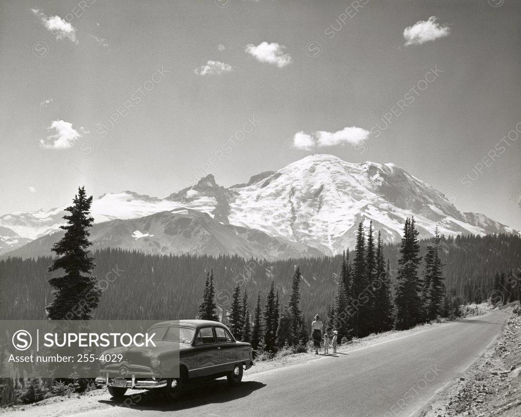 Stock Photo: 255-4029 Car parked on a roadside, Mt Rainier, Chinook Pass Highway, Washington State, USA