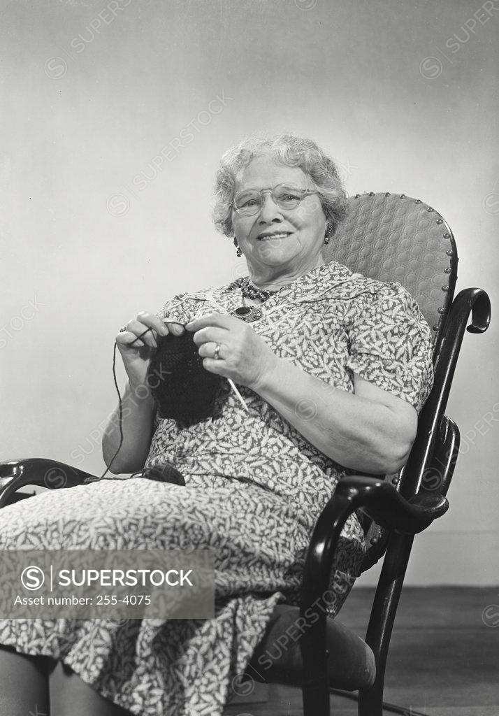 Stock Photo: 255-4075 Portrait of a senior woman knitting