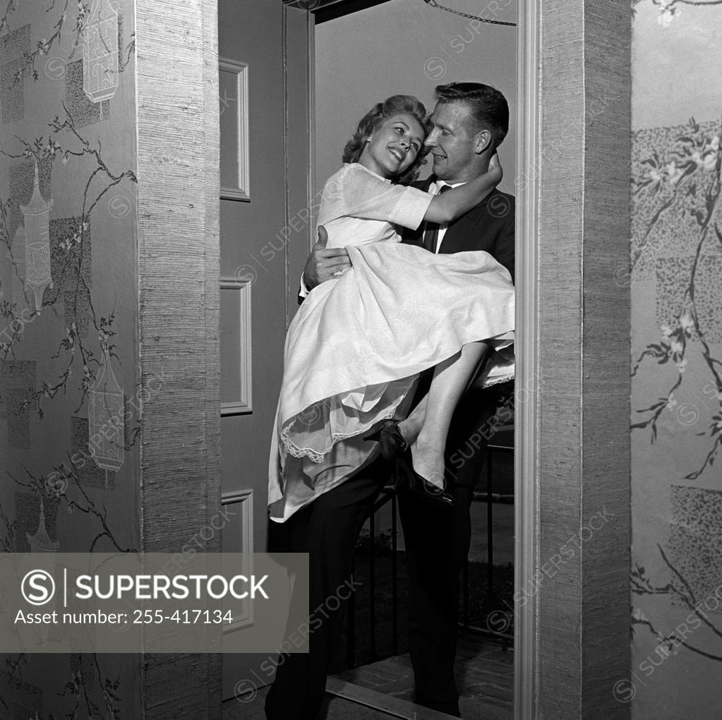 Stock Photo: 255-417134 Young couple moving into new home