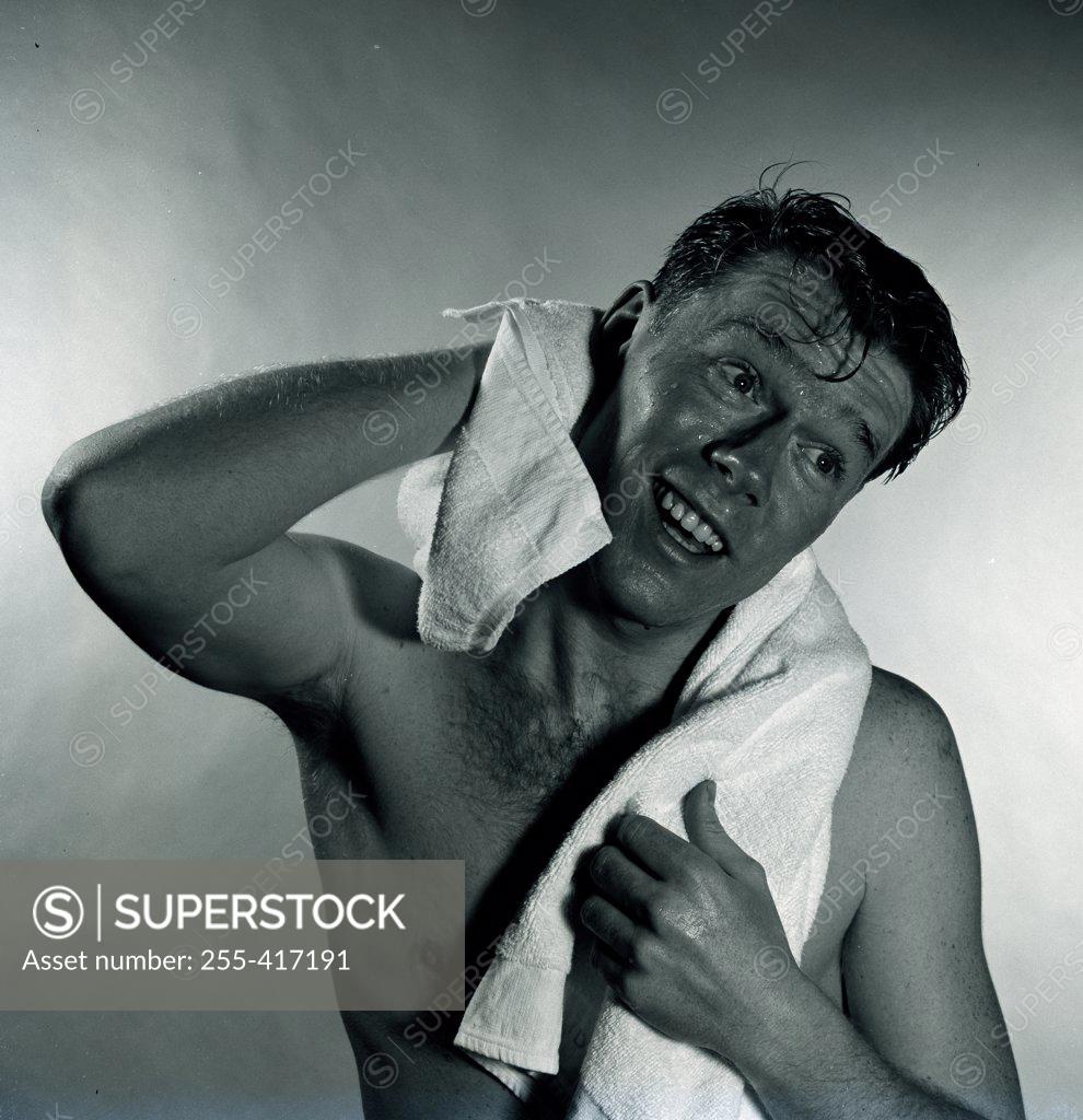 Stock Photo: 255-417191 Studio shot of man drying hair with towel