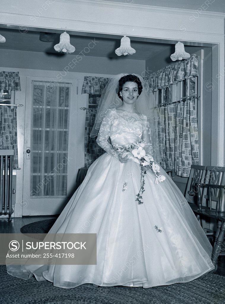 Stock Photo: 255-417198 Portrait of bride at home