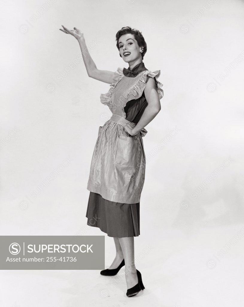 Stock Photo: 255-41736 Portrait of young woman posing with hand on hip
