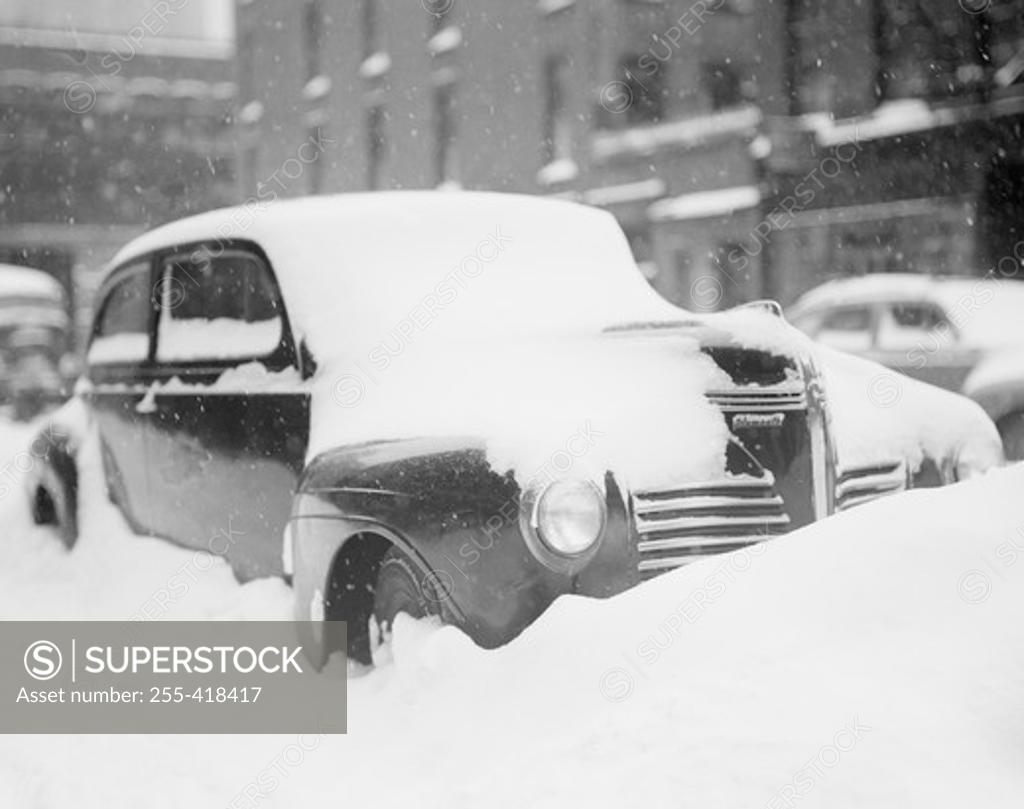 Stock Photo: 255-418417 Parked car covered by snow