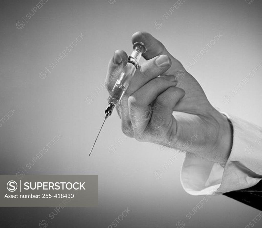 Stock Photo: 255-418430 Man's hand holding syringe