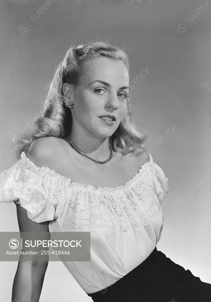 Stock Photo: 255-418446 Portrait of young blonde woman
