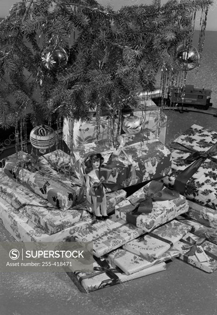 Stock Photo: 255-418471 Christmas gifts under Christmas tree