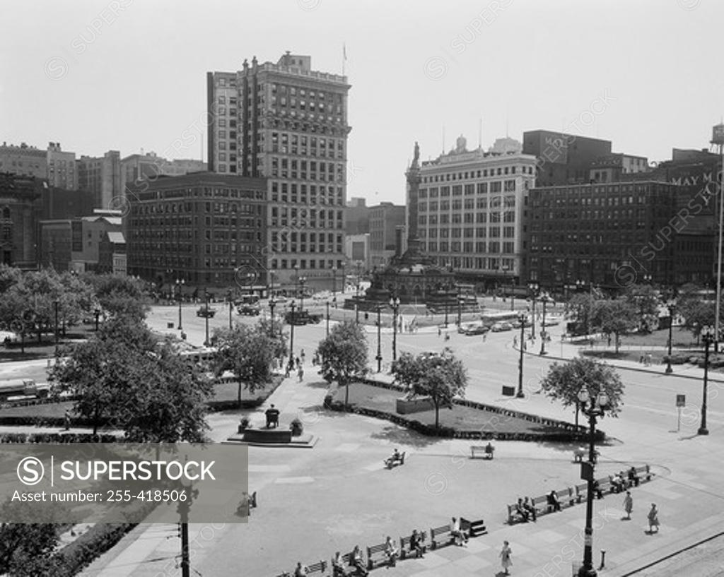 Stock Photo: 255-418506 USA, Ohio, Cleveland's public square, with soldiers and sailors monument in the center