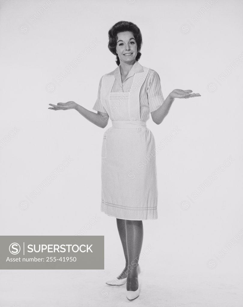 Stock Photo: 255-41950 Portrait of a young woman smiling