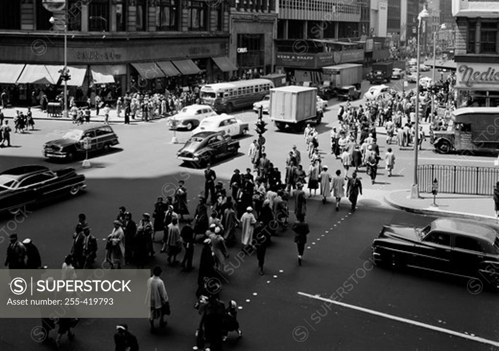 Stock Photo: 255-419793 USA, New York, pedestrians and traffic at 34th Street and Herald Square