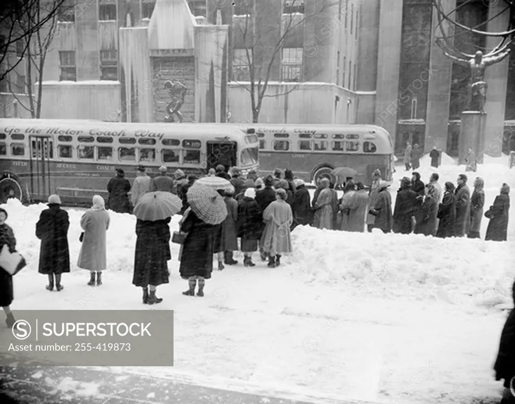 USA, New York State, New York City, People boarding bus on Fifth Avenue at Rockefeller Center