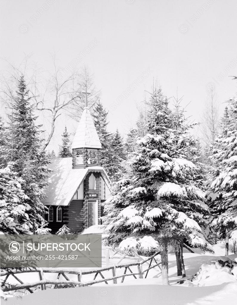 Stock Photo: 255-421587 USA, New Hampshire, Jefferson, chapel in snow covered woods