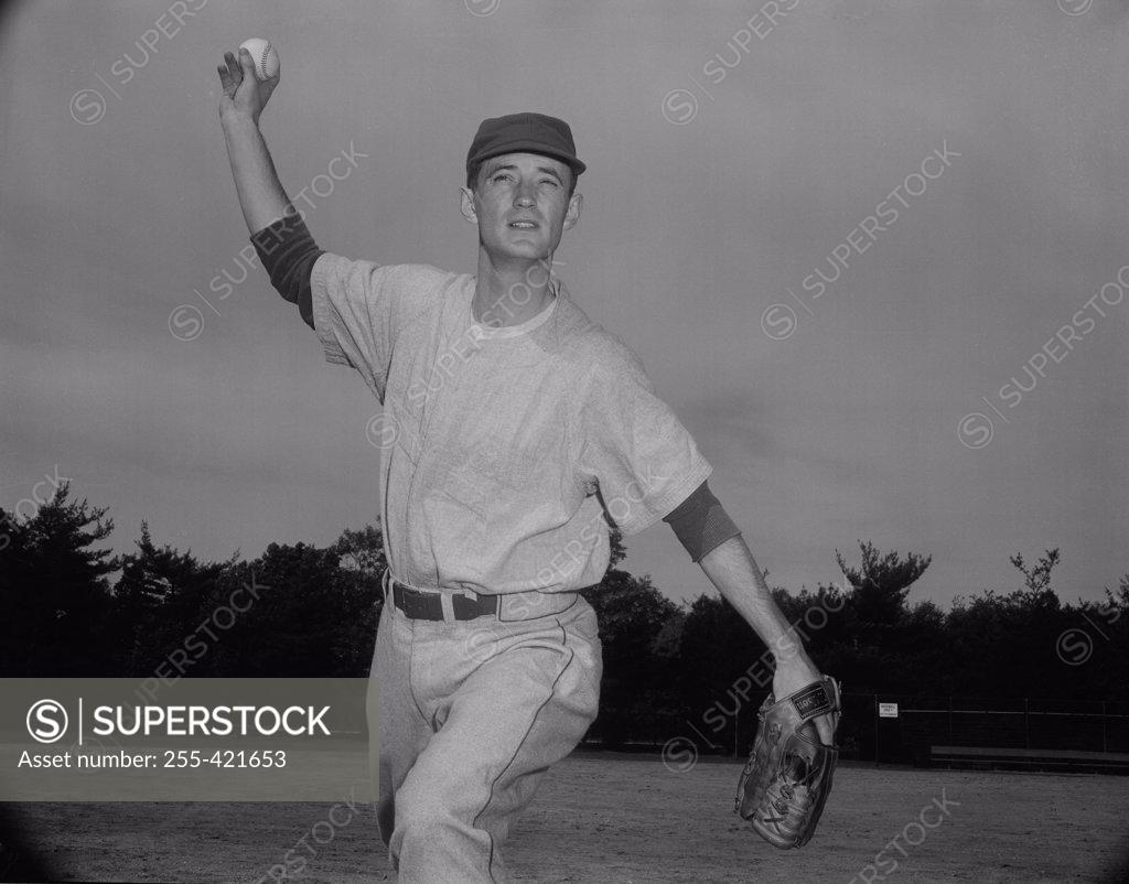 Stock Photo: 255-421653 Pitcher throwing ball, front view