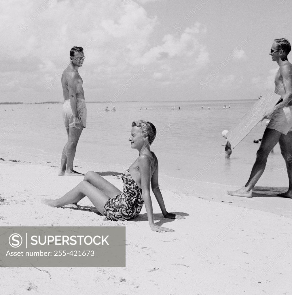 Stock Photo: 255-421673 Young people on sunny beach