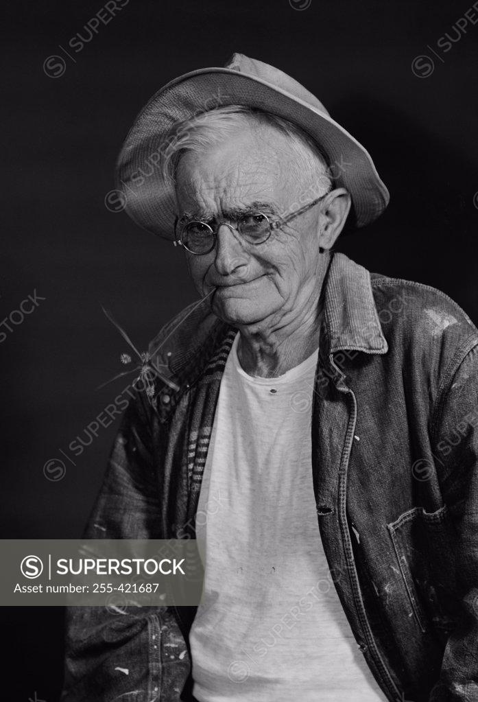 Stock Photo: 255-421687 Portrait of senior man, studio shot