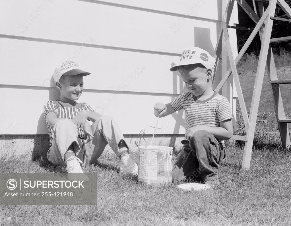 Stock Photo: 255-421948 Two boys playing in back yard
