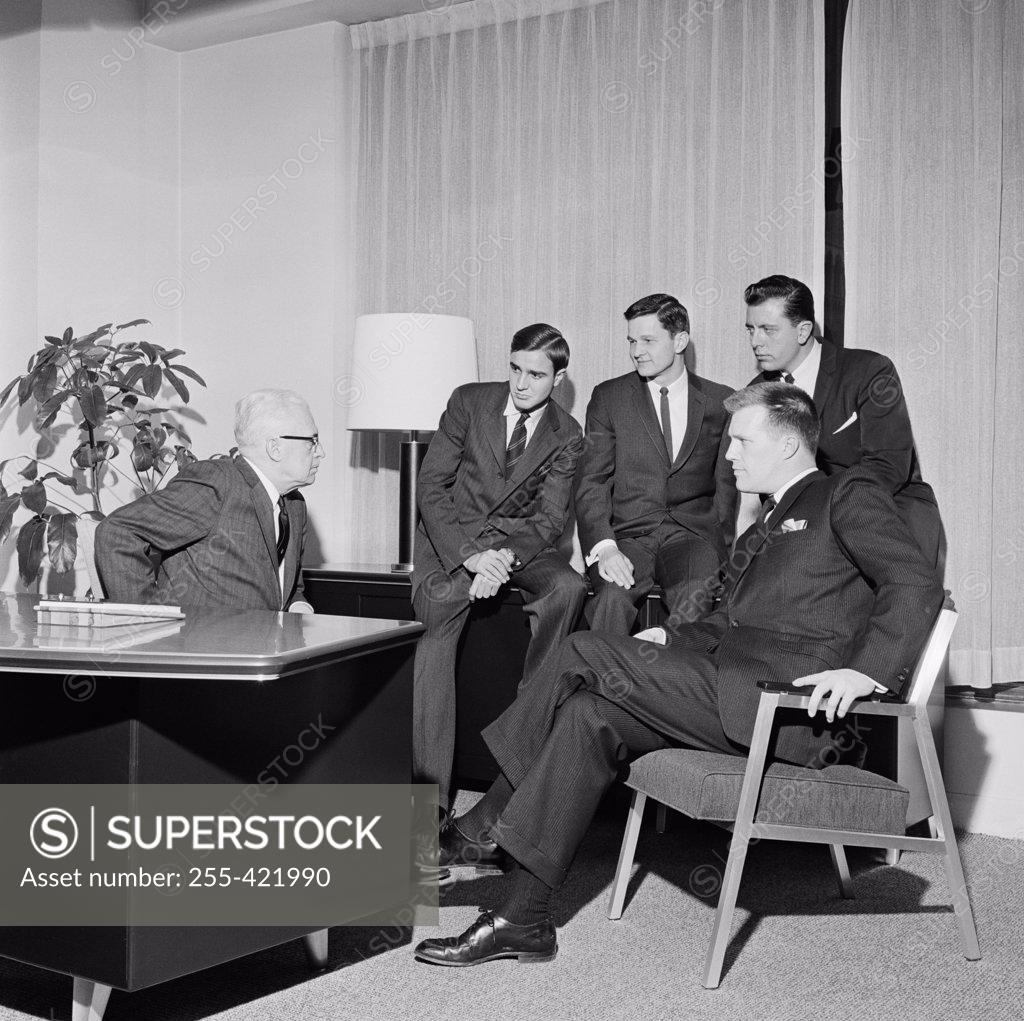 Stock Photo: 255-421990 Businessmen in corporate meeting