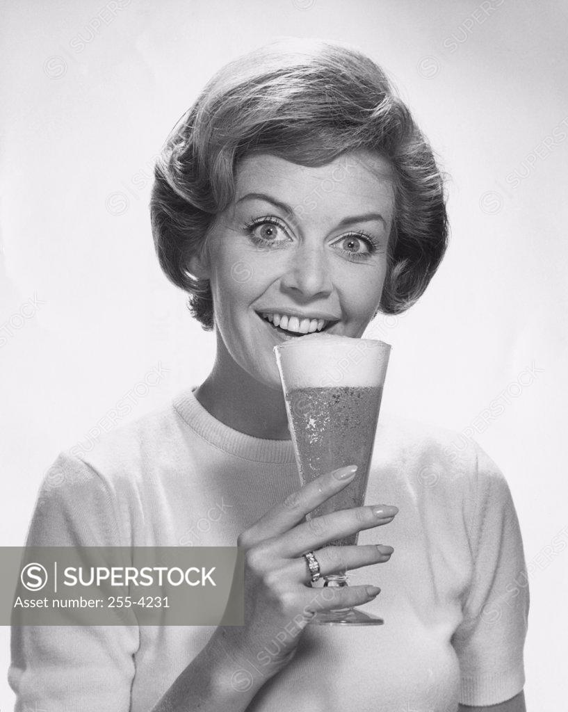 Stock Photo: 255-4231 Portrait of young woman drinking beer