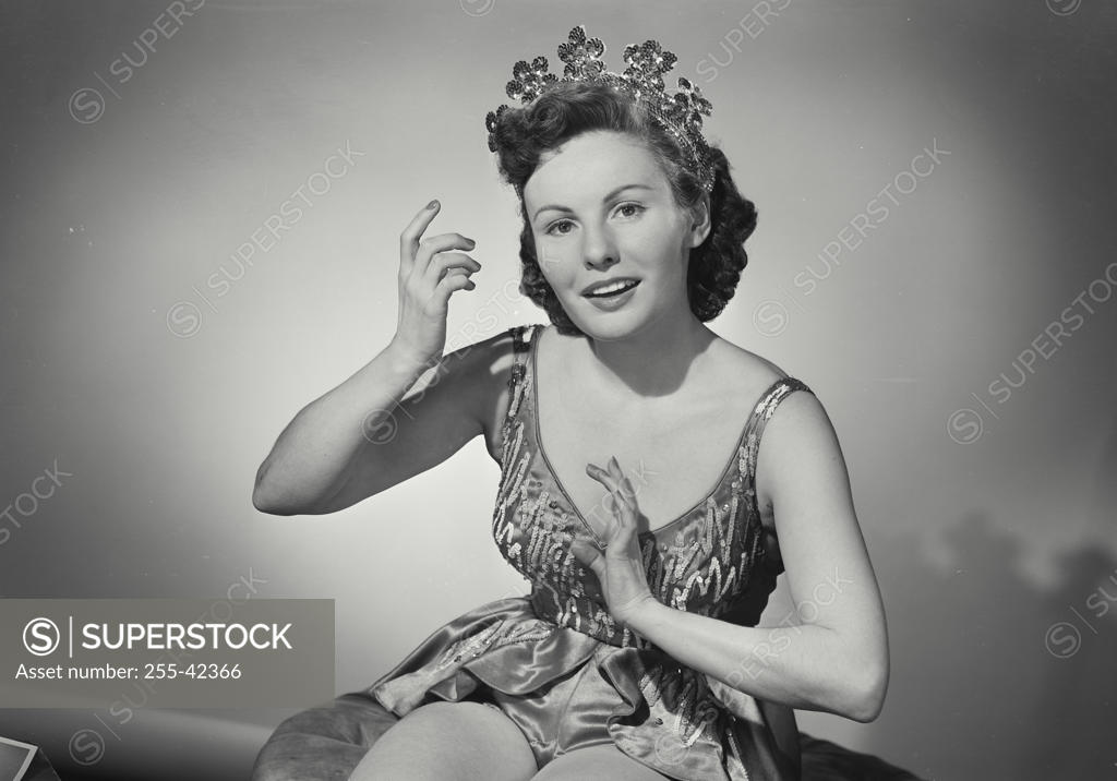 Stock Photo: 255-42366 Portrait of a young woman smiling