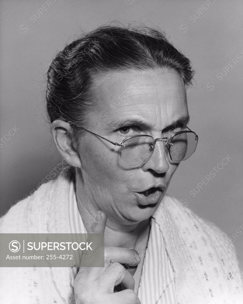 Stock Photo: 255-4272 Mature woman shaking her finger, portrait