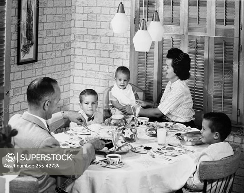 Stock Photo: 255-42739 Family with three children eating together
