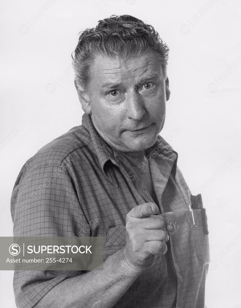 Stock Photo: 255-4274 Pointing mature man looking at camera, portrait