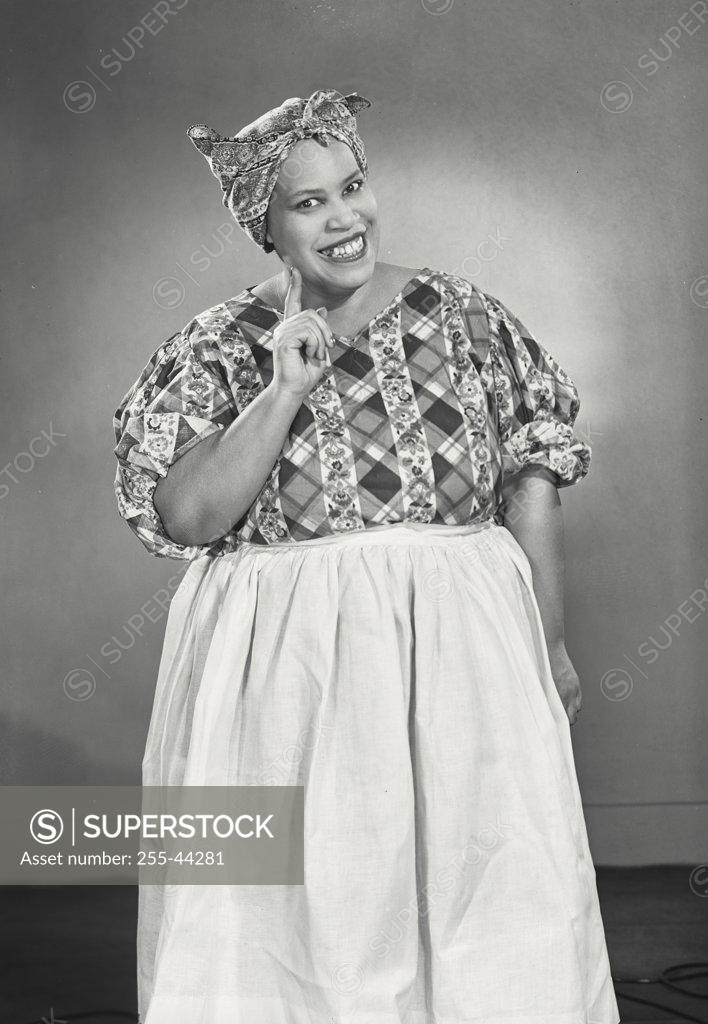 Stock Photo: 255-44281 Portrait of mid adult housewife pointing