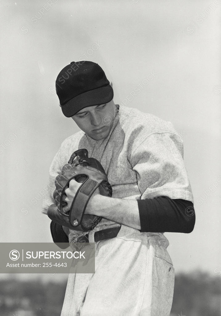 Stock Photo: 255-4643 Baseball pitcher preparing to pitch