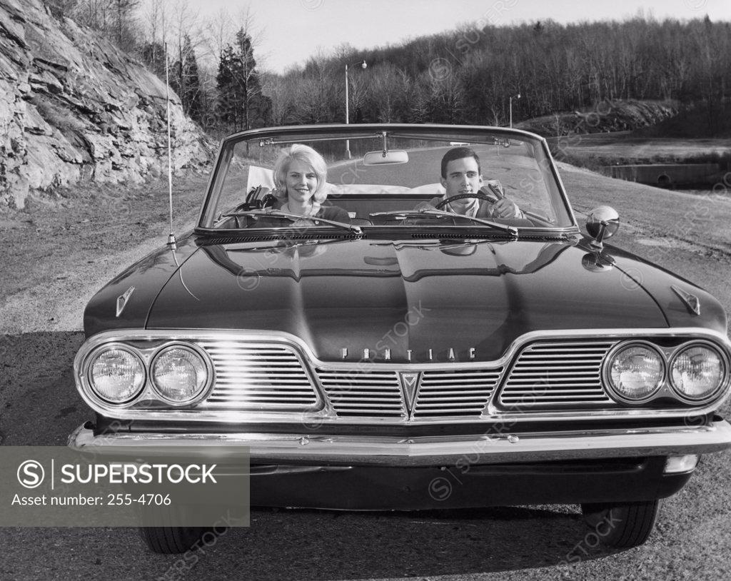 Stock Photo: 255-4706 Young couple sitting in a car