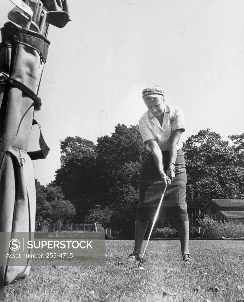 Stock Photo: 255-4715 Mature woman playing golf