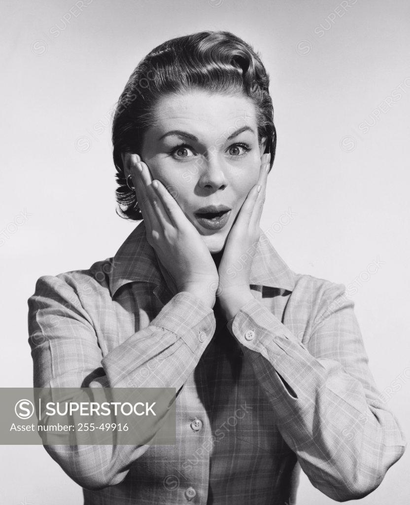 Stock Photo: 255-49916 Portrait of a young woman looking surprised
