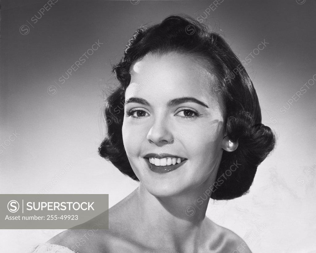 Stock Photo: 255-49923 Portrait of young woman smiling