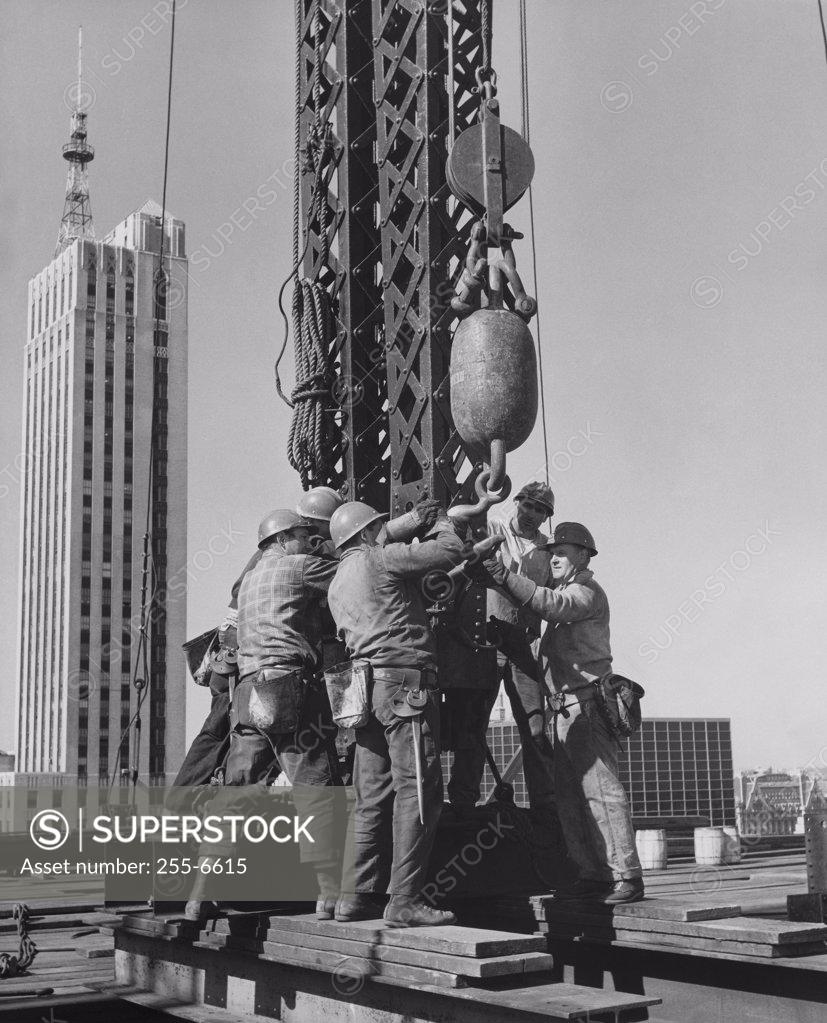 Stock Photo: 255-6615 Workers on a construction site, Seagram Building, Park Avenue, New York City, New York State, USA