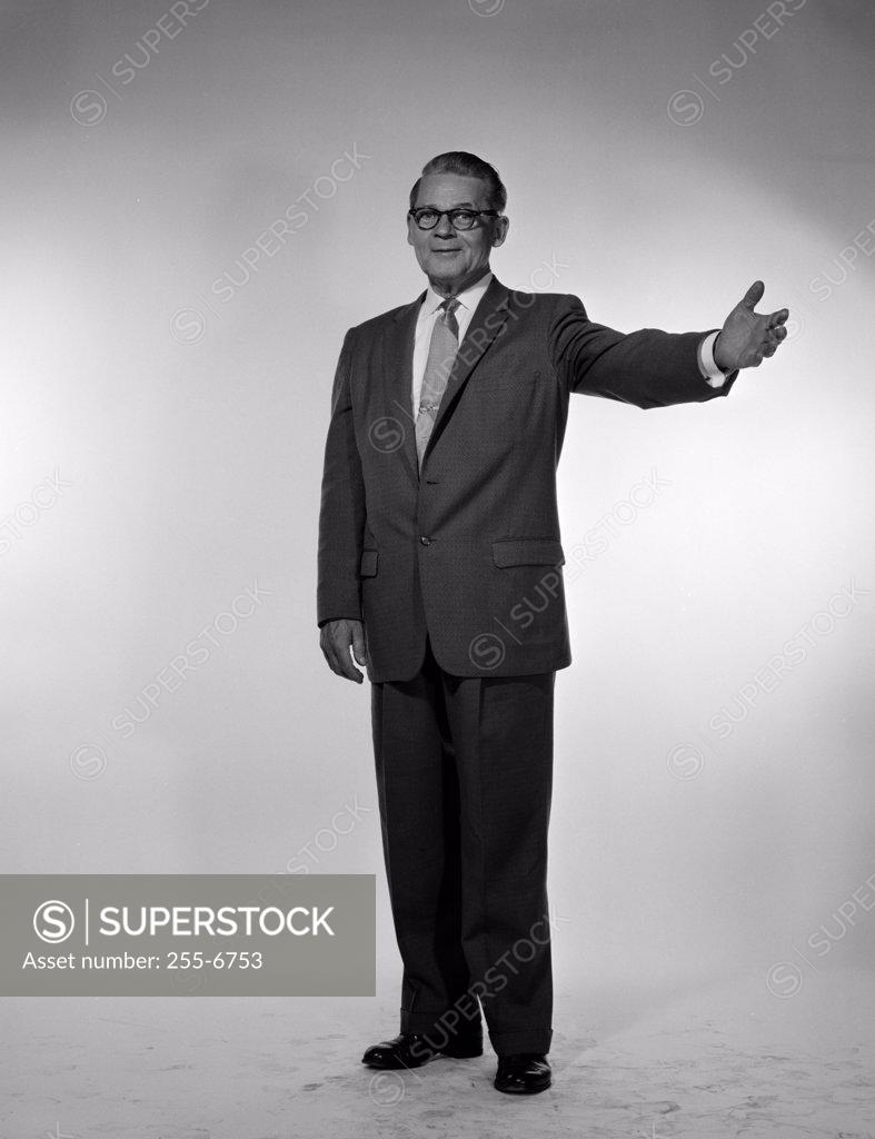 Stock Photo: 255-6753 Portrait of businessman gesturing