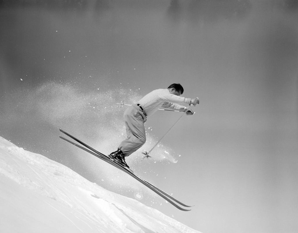 Man skiing, side view