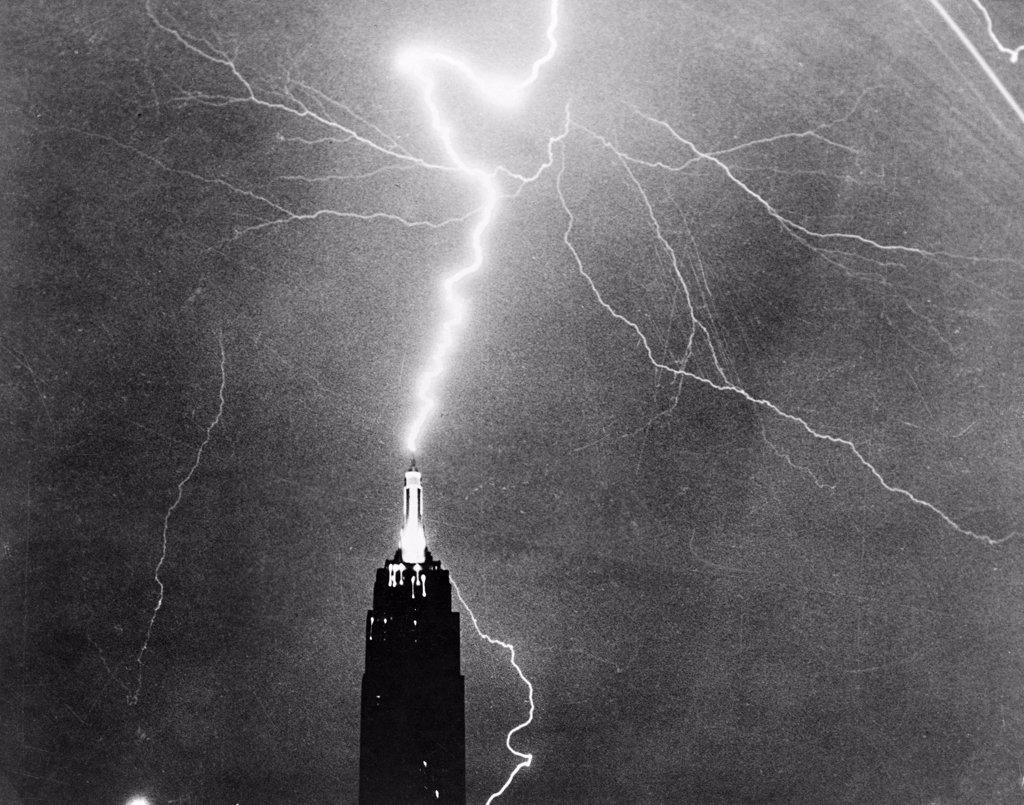 USA, New York State, New York City, Empire State Building in heavy lightning