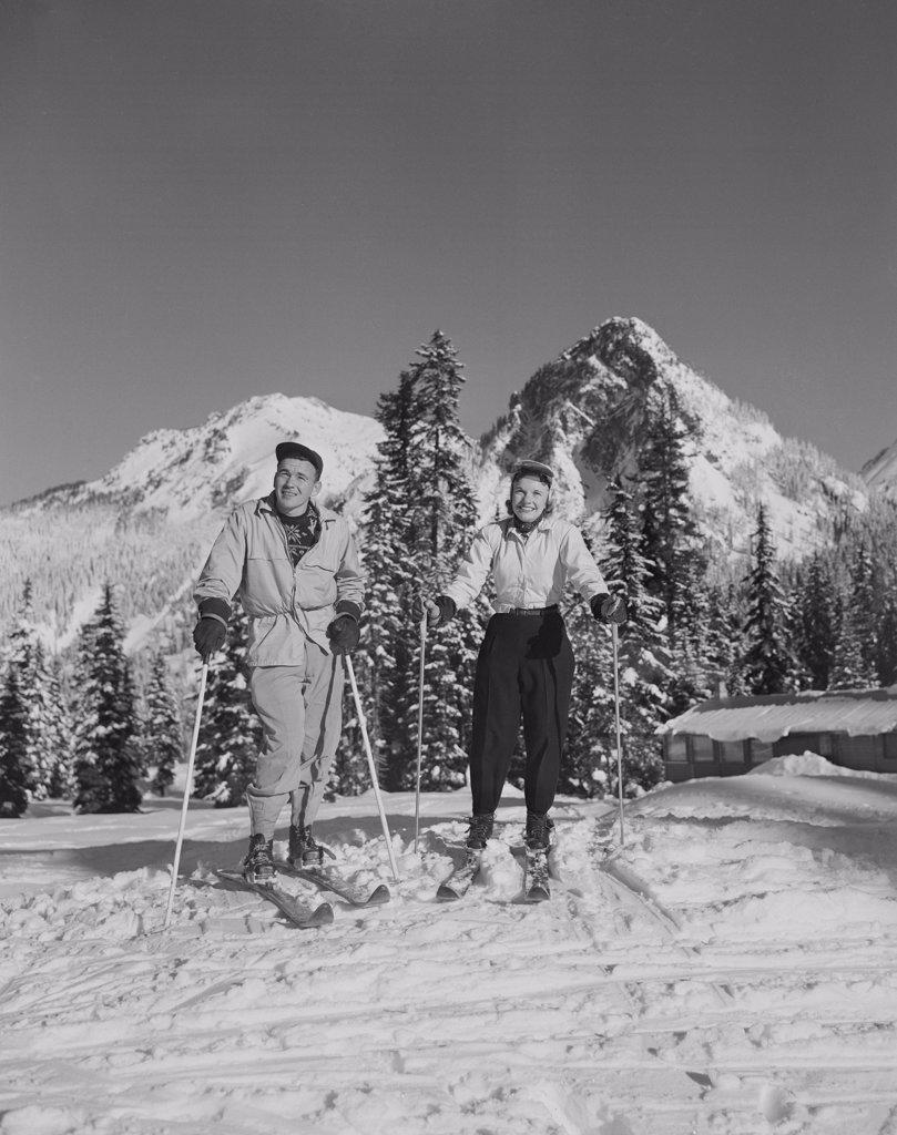 USA, Washington, Cascade Mountains, young couple on skis