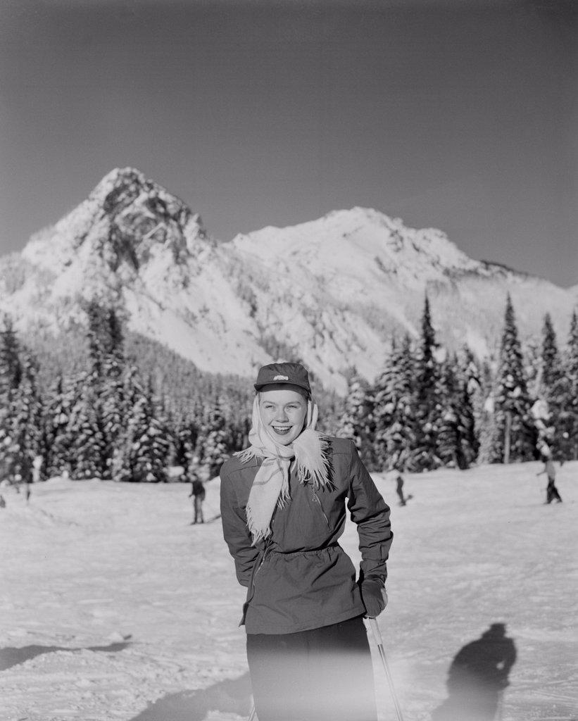 USA, Washington, near Seattle, woman skier with mountains in background