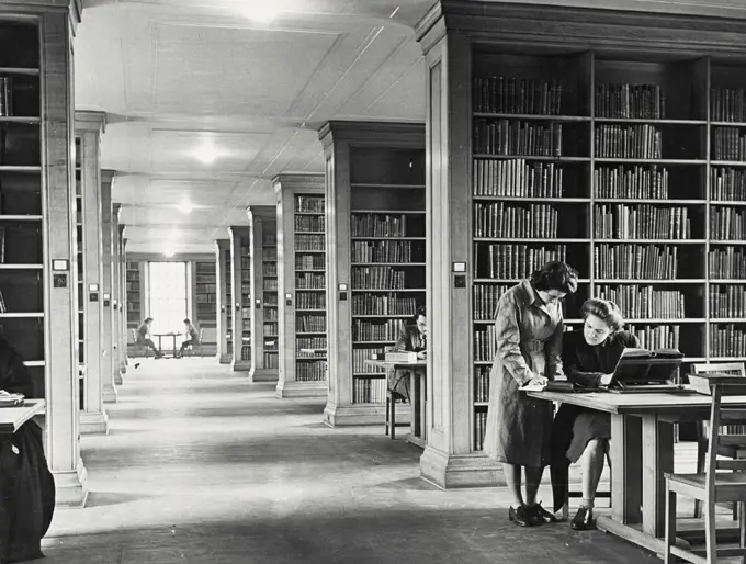 Vintage photograph. Reading room in the Library of the Faculty of Arts at University of Manchester, celebrated for its work in the fields of Industry, Medicine, Economics, and Science
