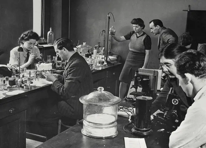 Vintage photograph. College students with their professors in a laboratory, Durham University, King's College, Newcastle-on-Tyne, Department of Botany, England